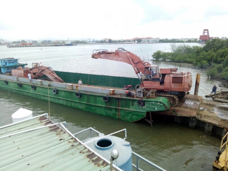 2 excavators re export from exw vung tau to port klang