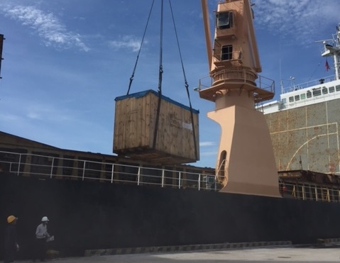 discharging 48 packages from mv kamo at da nang port