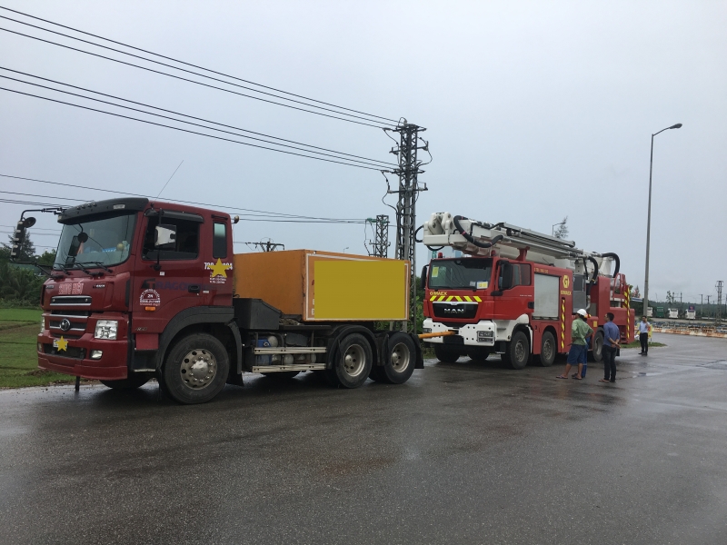 fire extinguisher vehicle for refinery factory